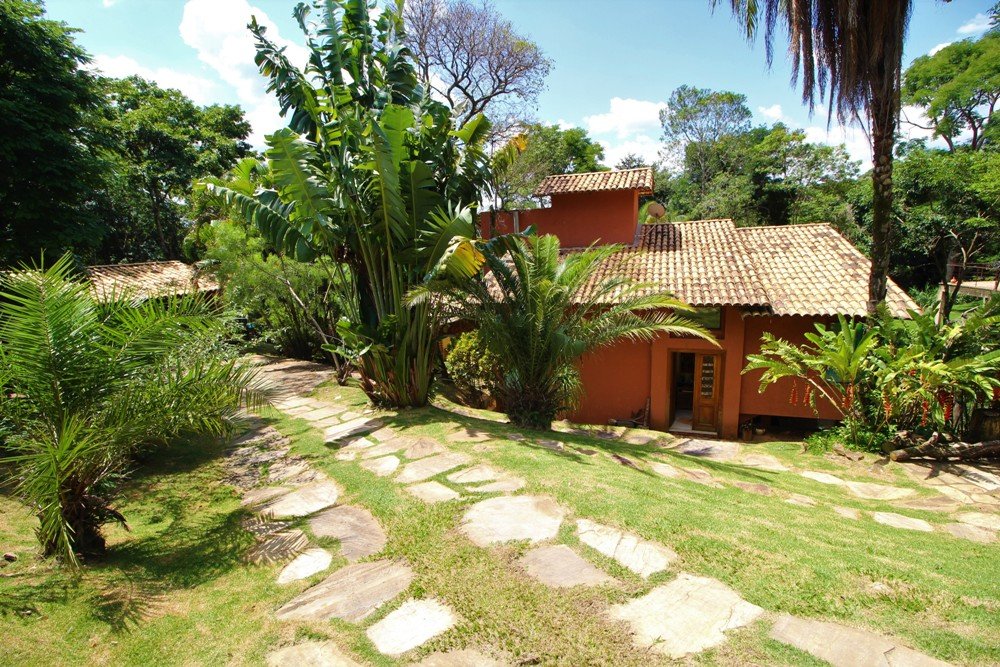 Casa Colonial em alvenaria com 2 pavimentos em 2 lotes com total de 2.000 m² no Condomínio Jardins-Brumadinho