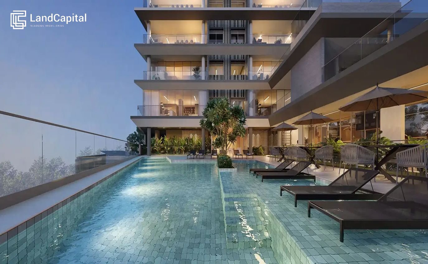 Piscina com deck e prainha