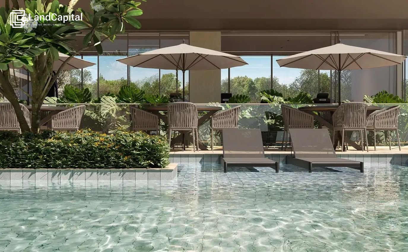 Piscina com deck e prainha