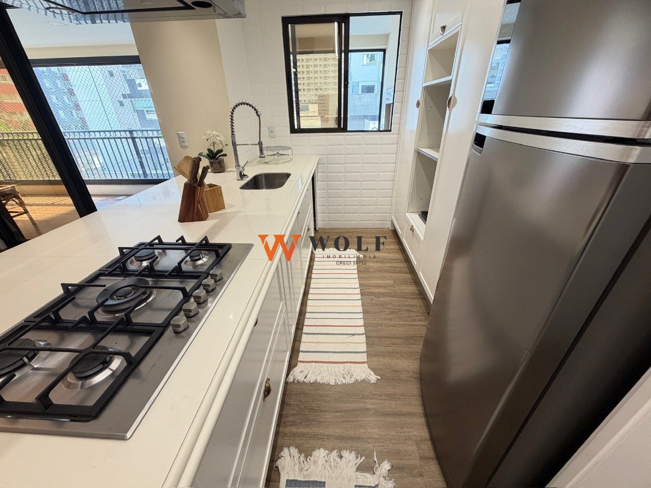 cozinha completa com eletrodomésticos