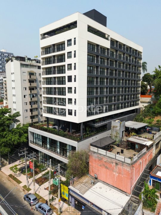predio-moderno-com-fachada-elegante-e-jardim.jpeg
