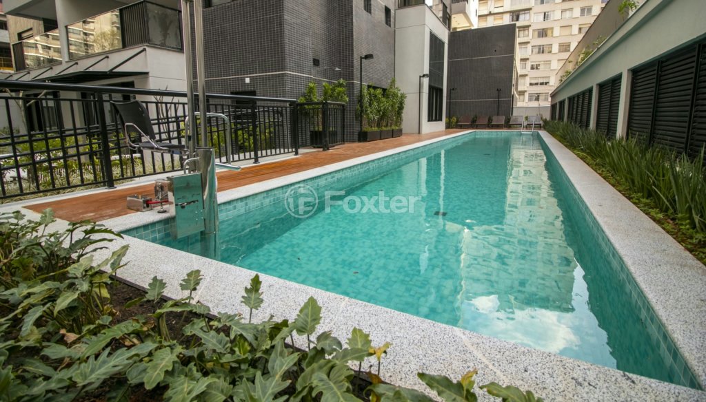 piscina-acessivel-com-deck-de-madeira-e-jardim.jpeg