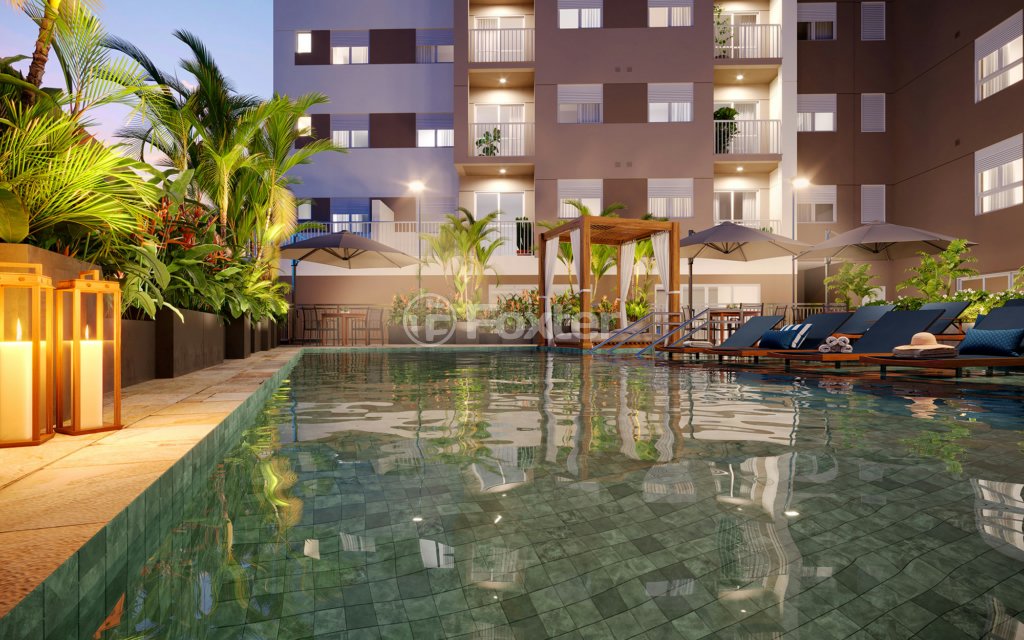 piscina-com-deck-de-madeira-e-vista-para-o-predio