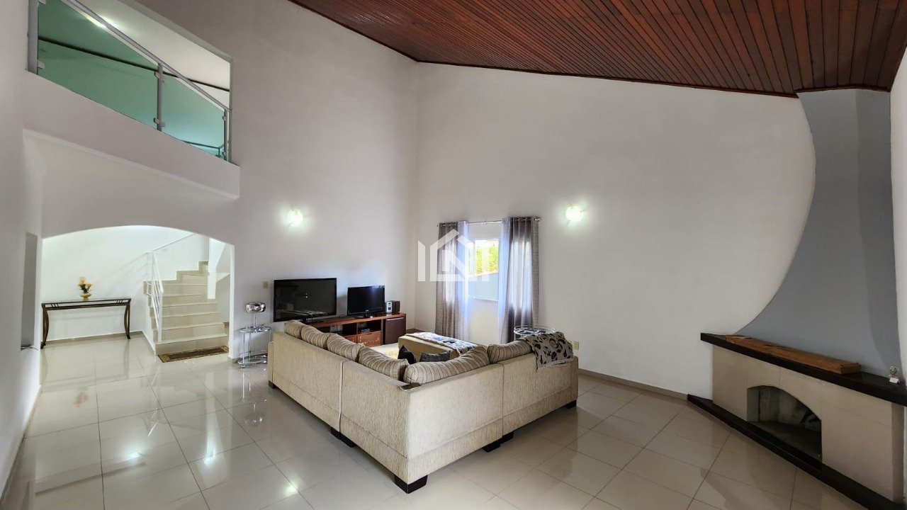 casa a venda no condominio haras bela vista  sala de estar com lareira