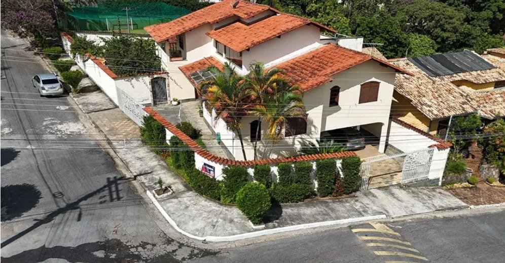 Casa com 4 quartos — Planalto, Belo Horizonte