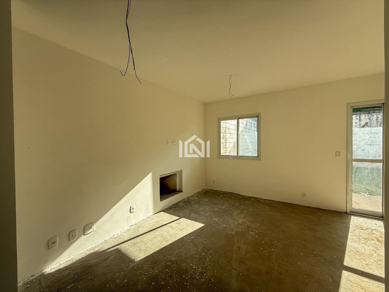 casa a venda no condominio mirante do jardim da gloria - sala de lareira