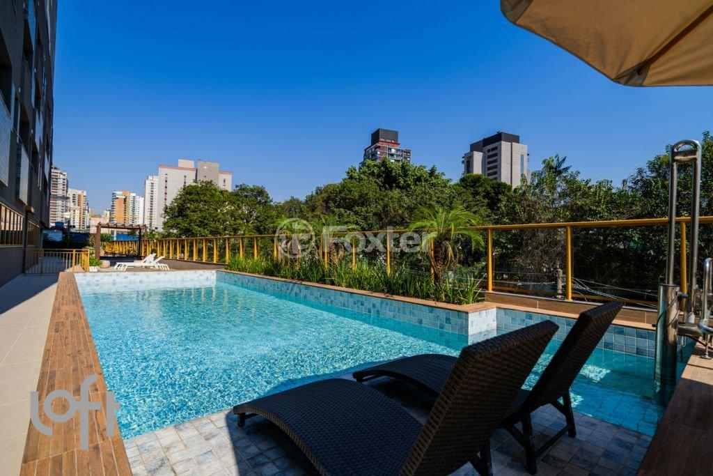 piscina-com-deck-de-madeira-e-vista-para-a-cidade