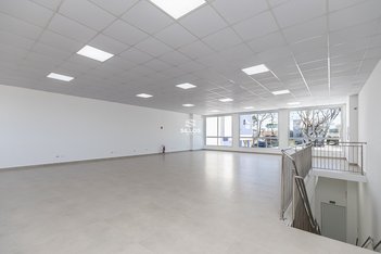 business em Rua Amazonas de Souza Azevedo, Bacacheri - Curitiba - PR