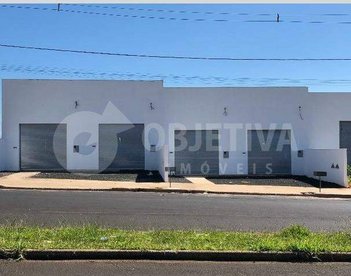 business em Avenida Wilson Rodrigues da Silva, Loteamento Residencial Pequis - Uberlândia - MG