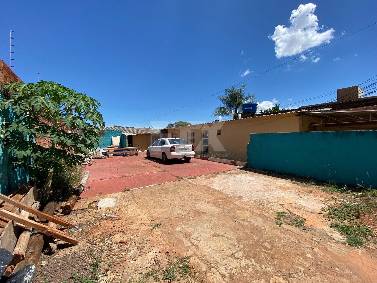 Amplo quintal com kitnet do lado direito, e  casa de madeira baixa aos fundos.

Venda como terreno