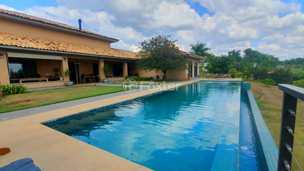 1748027824754-piscina_vista_lateral.jpeg