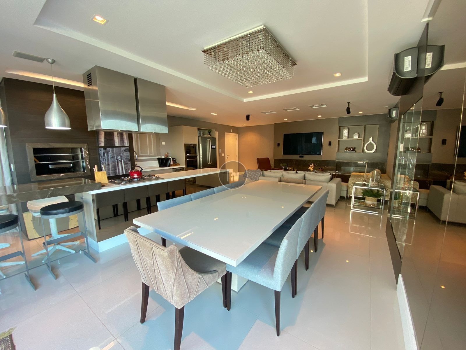 158 m² útil
2 banheiros
2 vagas
3 quartos
1 suíte
Mobiliados e decorado com toque moderno e ele