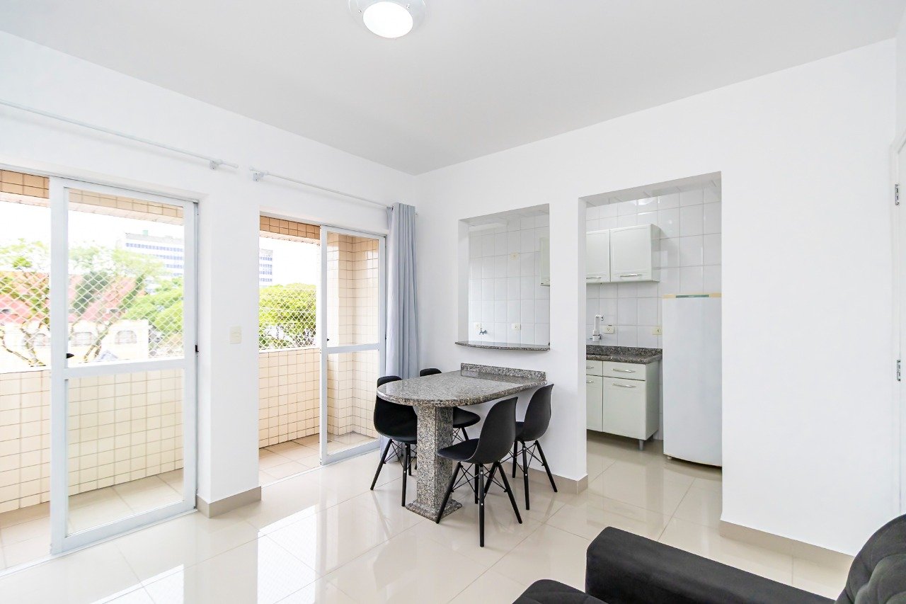 sala ampla conjugada com cozinha e sacada