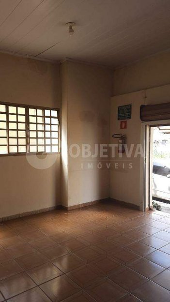 business em Avenida Francisco Ribeiro, Segismundo Pereira - Uberlândia - MG