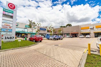 business em Rua Fagundes Varela, Bacacheri - Curitiba - PR