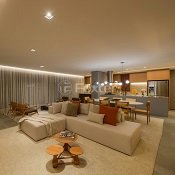 sala-de-estar-aconchegante-com-sofa-de-canto-e-lareira.jpeg