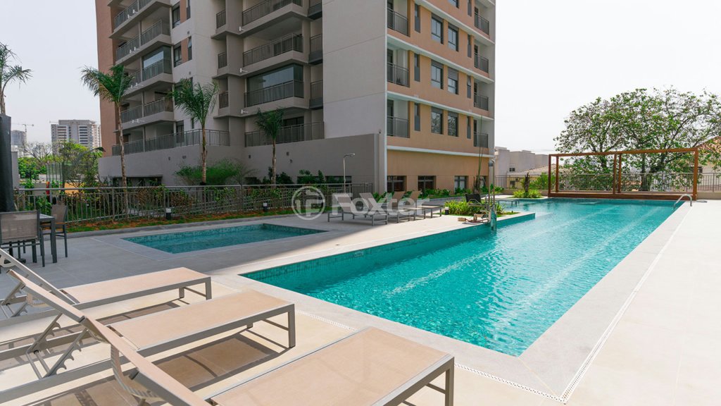 area-de-lazer-com-piscina-e-espreguicadeiras.jpeg
