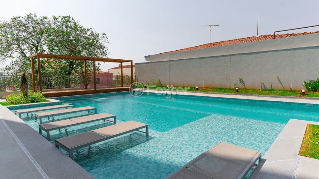piscina-com-deck-de-madeira-e-espreguicadeiras.jpeg