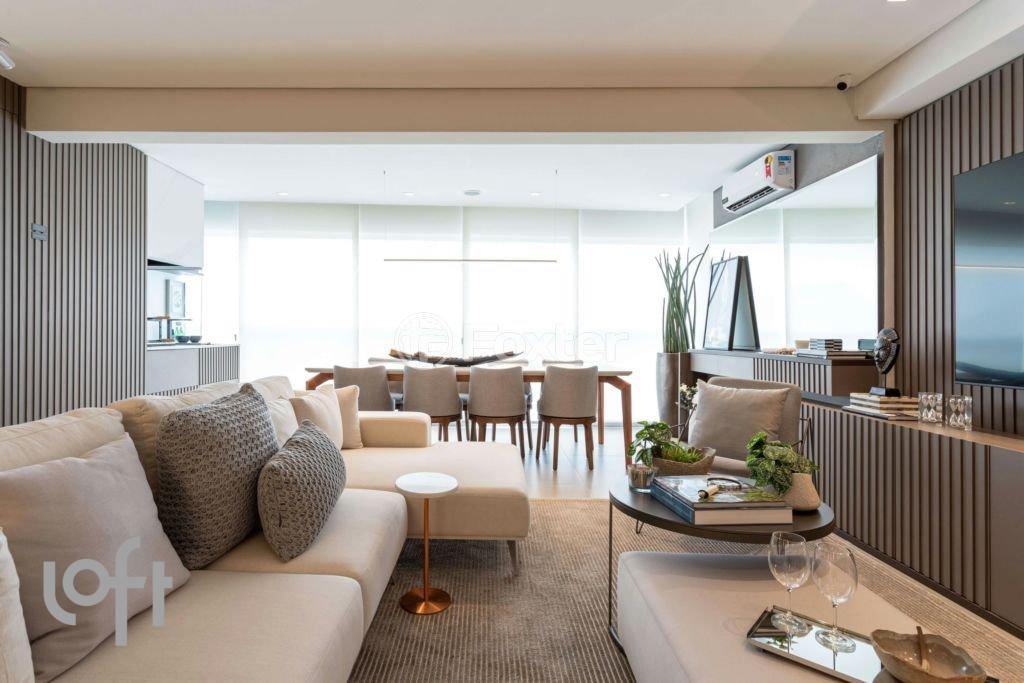 sala-de-estar-moderna-e-aconchegante-com-sofa-branco-e-janelas-amplas