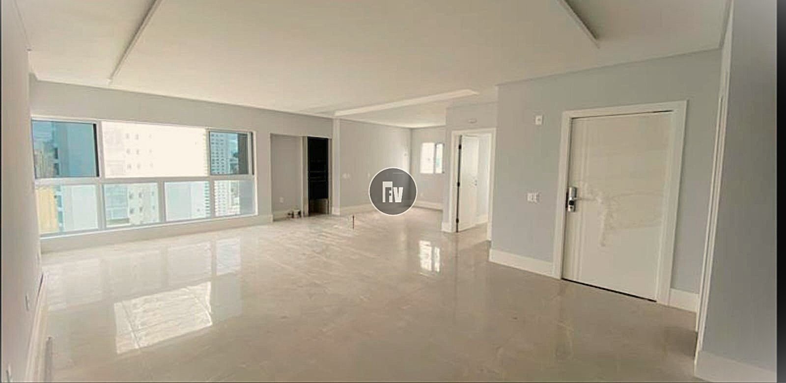 3 Suítes, 1 master com hidro
Aquecimento nos pisos dos banheiros
Novo e nunca habitado
132m²