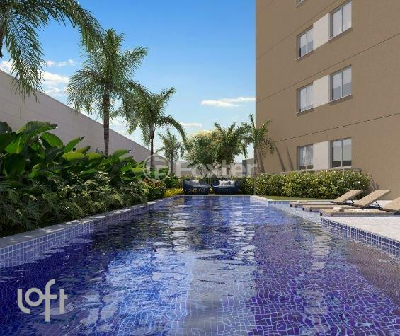 piscina-em-area-de-lazer-com-predio-ao-fundo