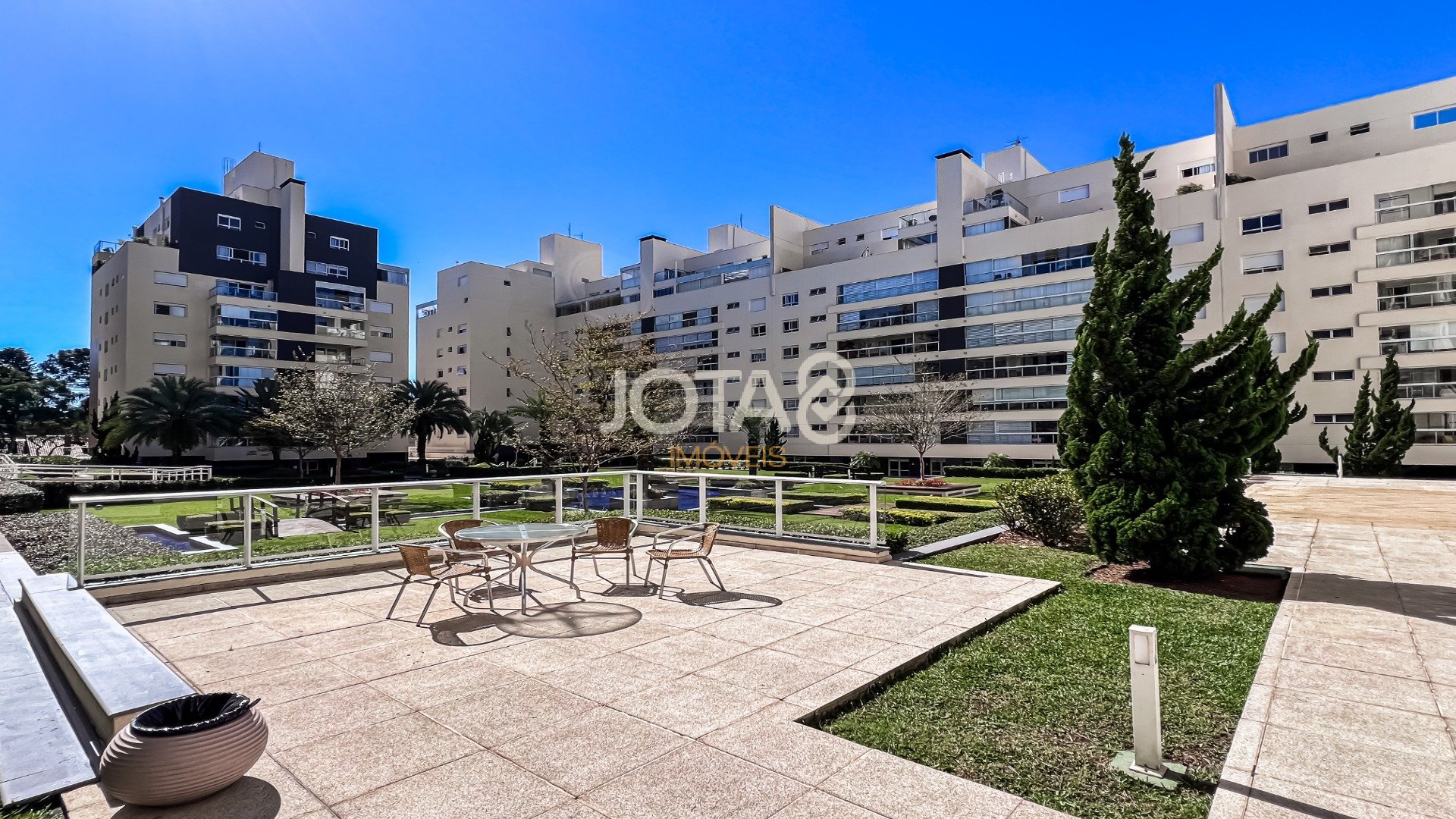 APARTAMENTO NO AGUA VERDE COM 3 SUÍTES E 3 VAGAS DE GARAGEM (1)