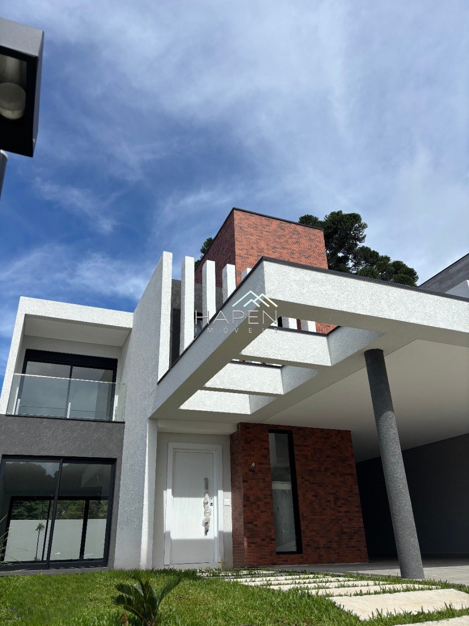 Fachada da casa no condomínio Zenith Barigui no Santo Inácio em Curitiba