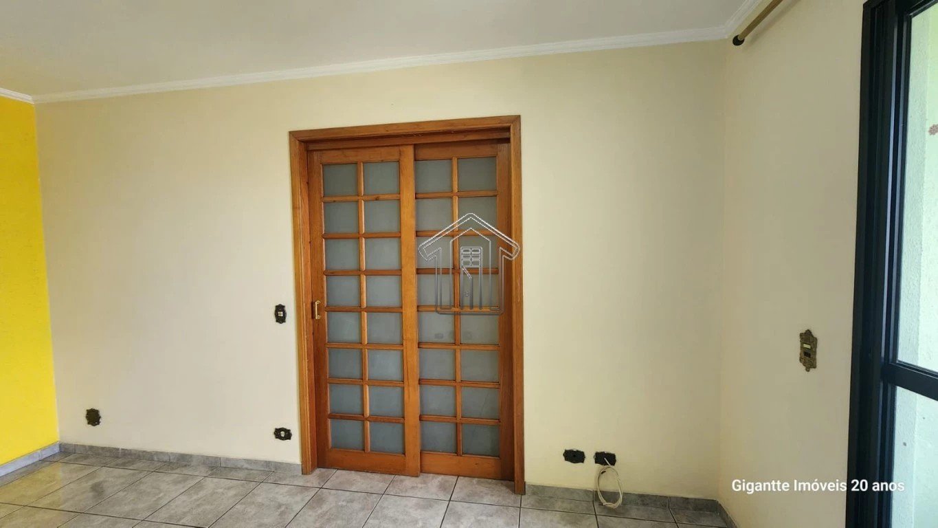 Sala com porta de correr para corredor dormitórios