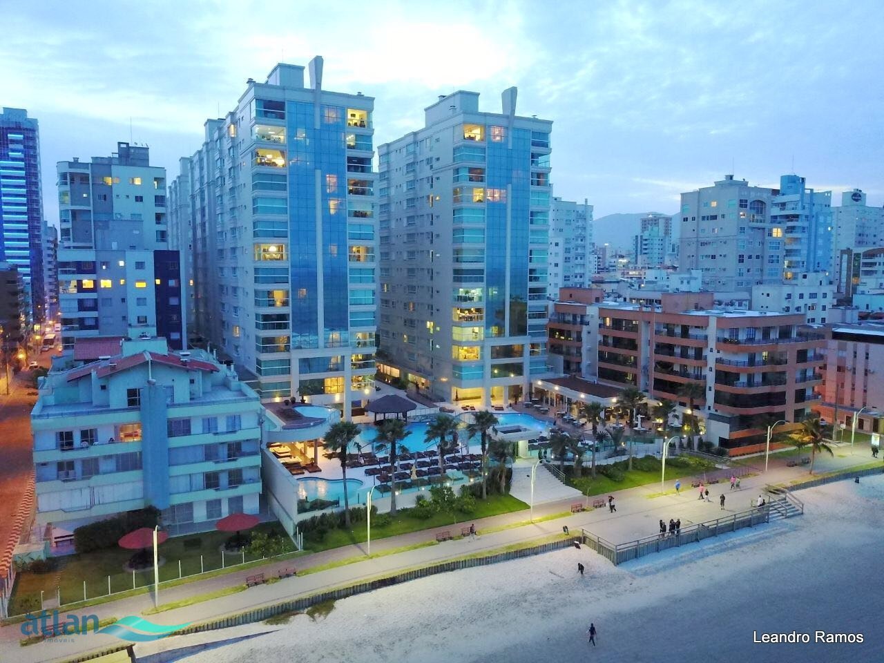 Apartamento frente mar, no Atlantic Paradise a venda em Meia Praia, Itapema (1)