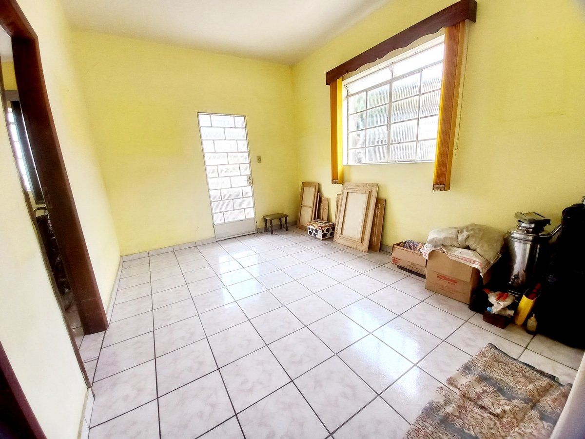 Casa com 3 quartos — Santa Terezinha, Belo Horizonte
