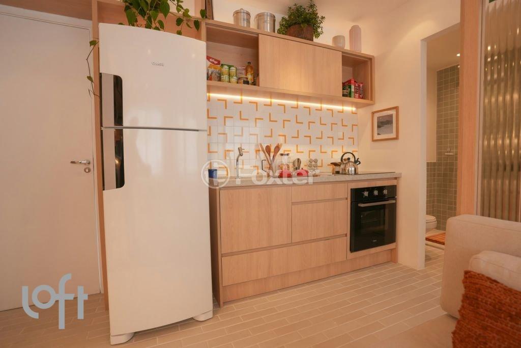 cozinha-moderna-com-geladeira-branca-e-armarios-de-madeira