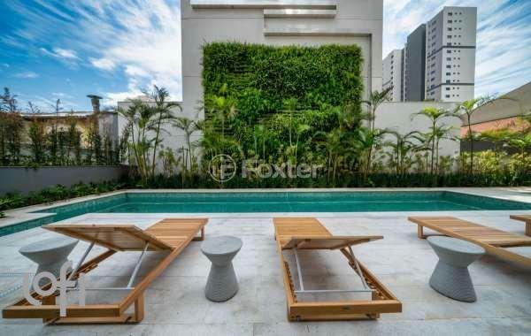 area-de-lazer-com-piscina-e-deck-de-madeira