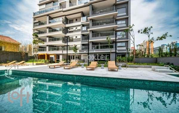 area-de-lazer-com-piscina-e-espreguicadeiras