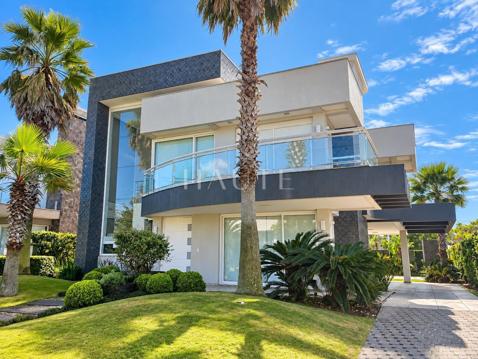 Casa em condomínio com 4 suítes e lazer completo no Ocean