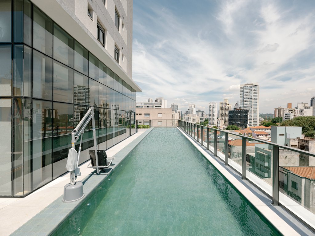 Piscina com raia de 25 metros, elevada no 6º andar