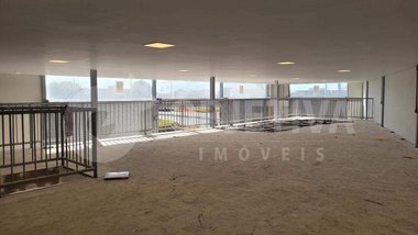 business em Rua Clarimundo Marques Pires, Segismundo Pereira - Uberlândia - MG