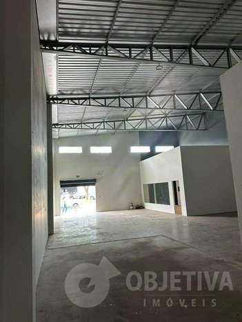 industrial em Avenida Iraque, Laranjeiras - Uberlândia - MG