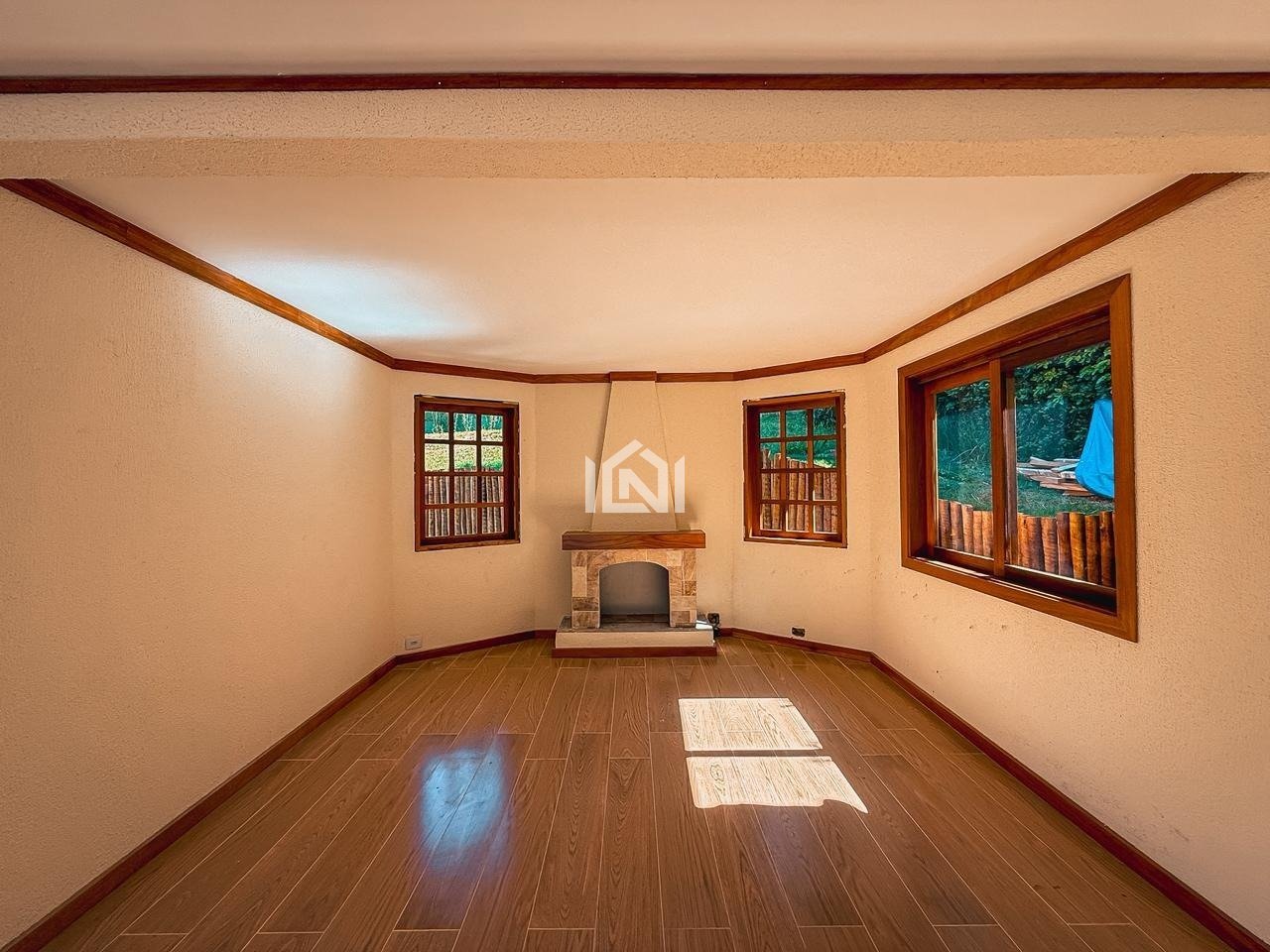 casa a venda no condominio sao fernando golf club - sala de lareira