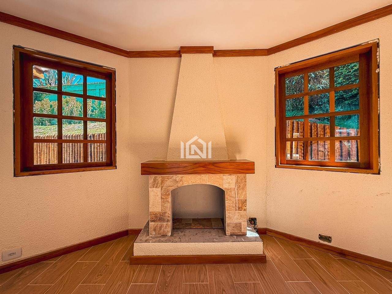 casa a venda no condominio sao fernando golf club - sala de lareira