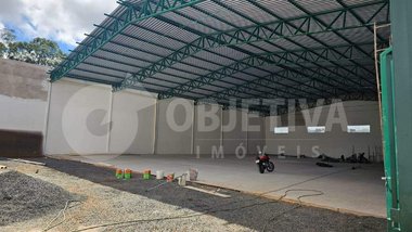 industrial em Avenida Ubiratan Honório de Castro, Segismundo Pereira - Uberlândia - MG