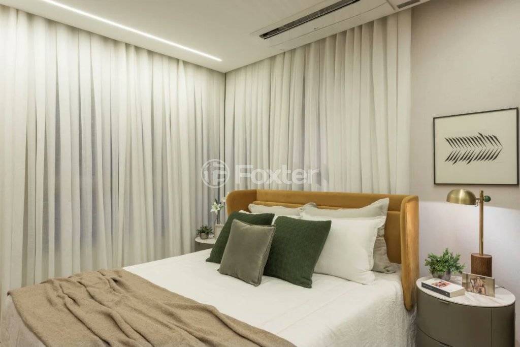 quarto-aconchegante-com-cama-de-casal-e-cortinas-brancas