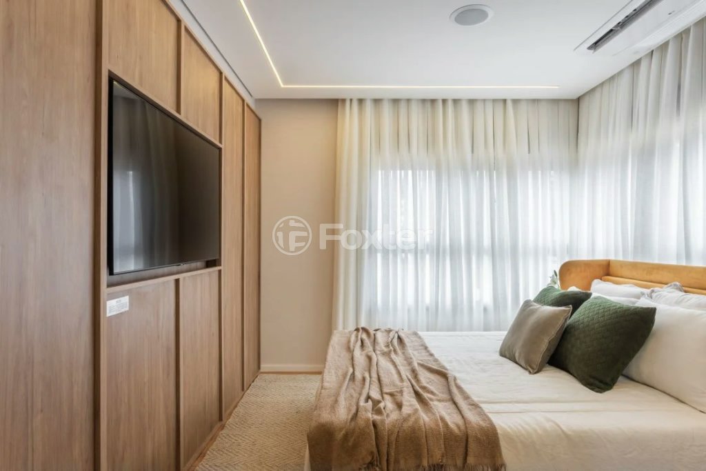 quarto-aconchegante-com-cama-de-casal-e-janela-grande