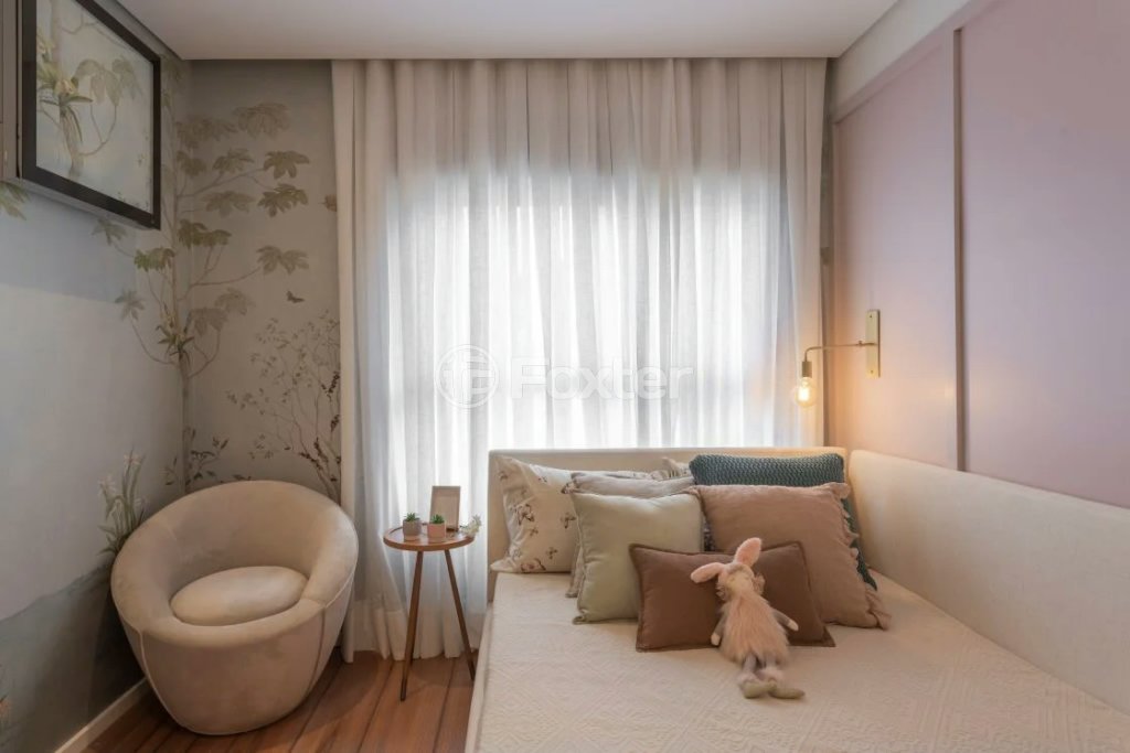 quarto-aconchegante-com-cama-de-casal-e-poltrona