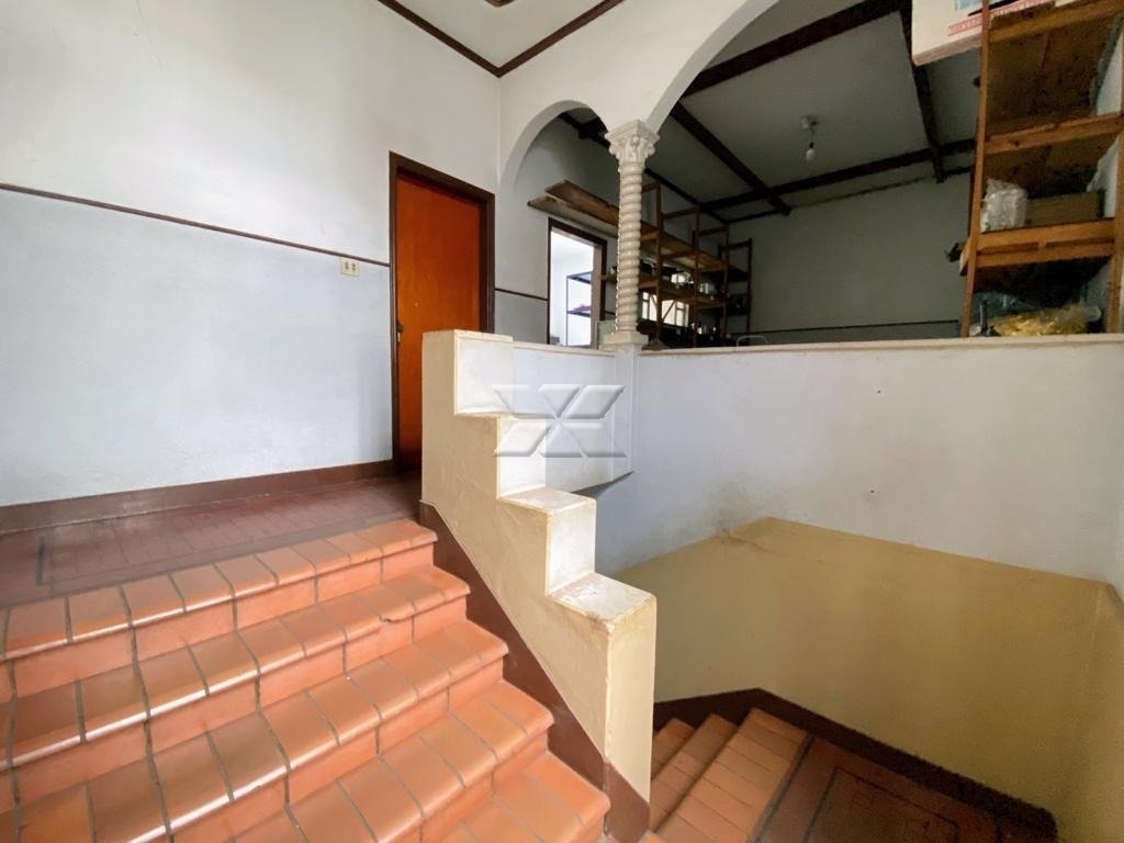 Escada acesso piso superior - Vista I