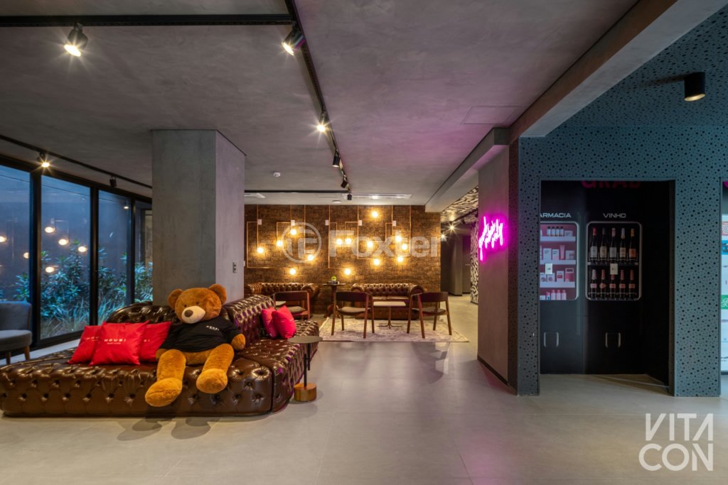 recepcao-moderna-com-sofa-de-couro-e-urso-de-pelucia