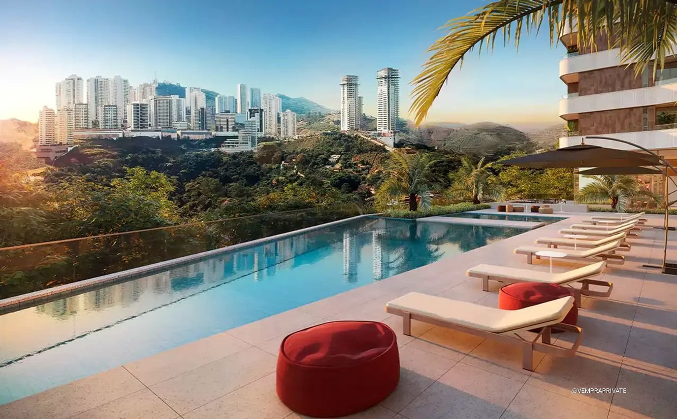 Piscina com vista panorâmica