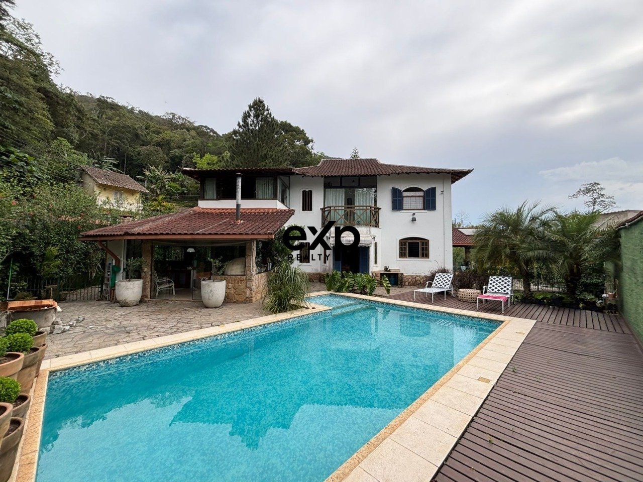 BELA PISCINA COM DECK AREA EXTERNA