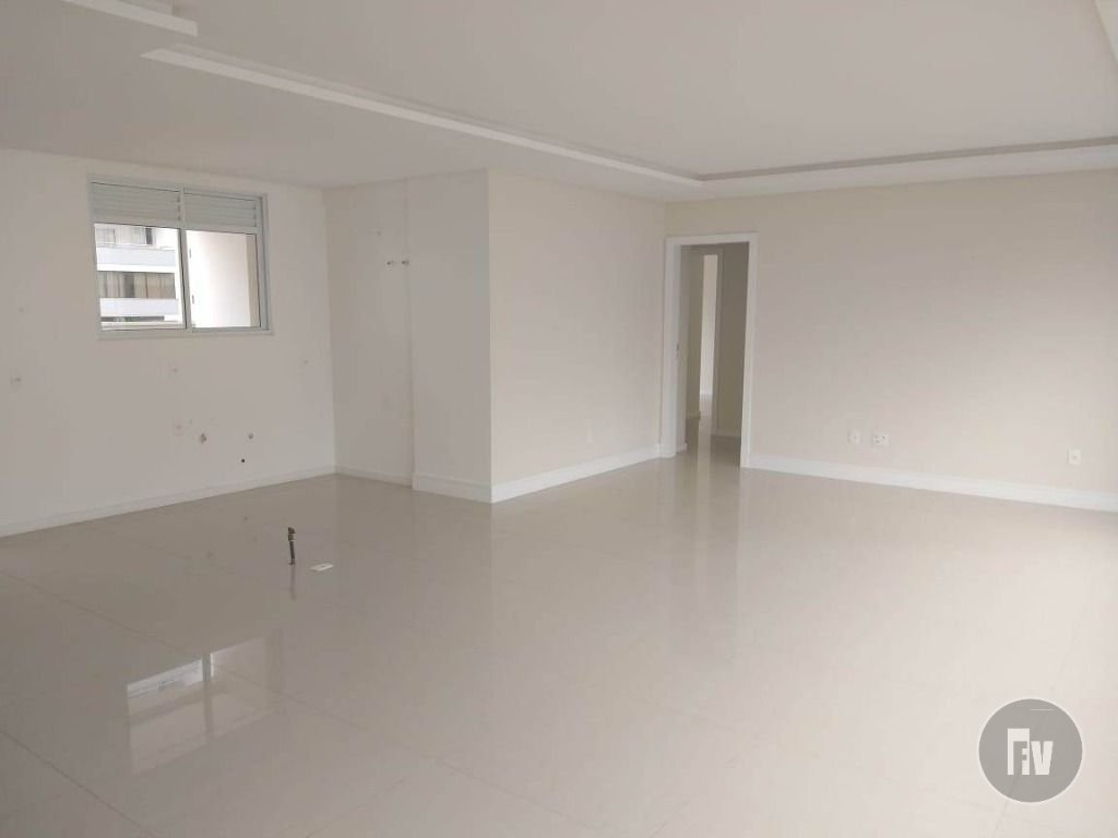 251 m² útil
4 banheiros
2 vagas
3 suítes
Destaca-se pelo terraço garden privativo