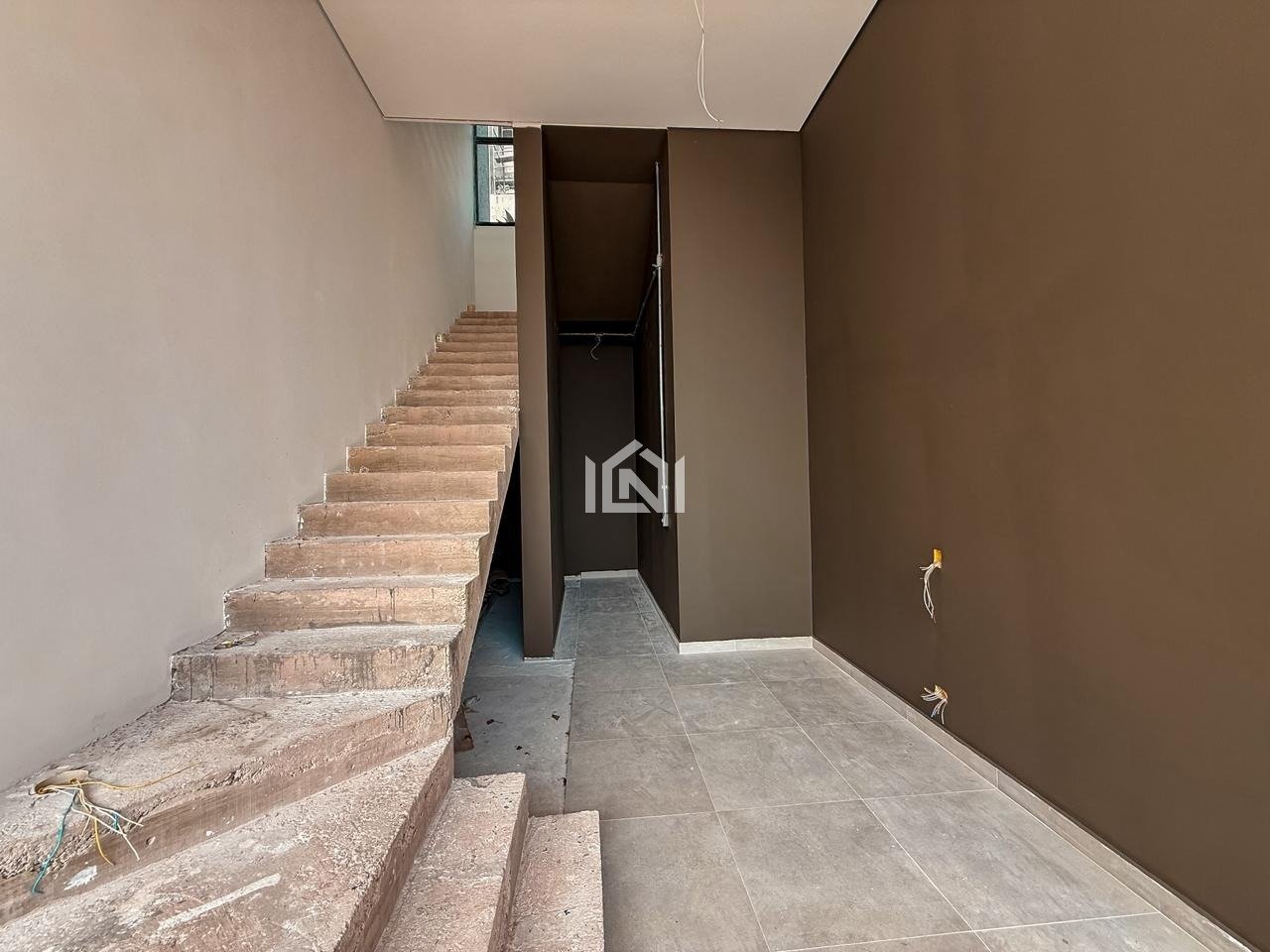 casa a venda no condominio golf village - acesso da garagem