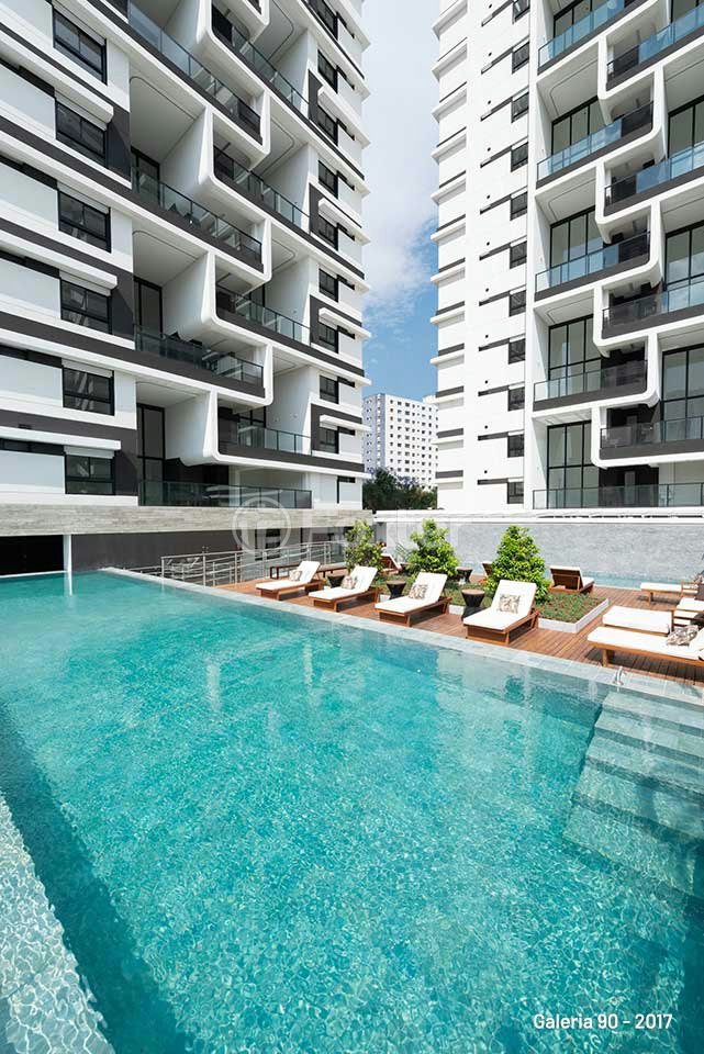 piscina-com-deck-de-madeira-e-vista-para-o-predio